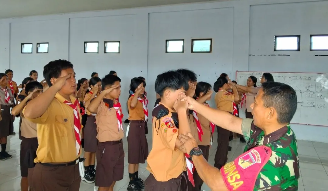 Babinsa Koramil 1302-14/Amurang Latih Kedisiplinan Pramuka SMP Katolik Aquino