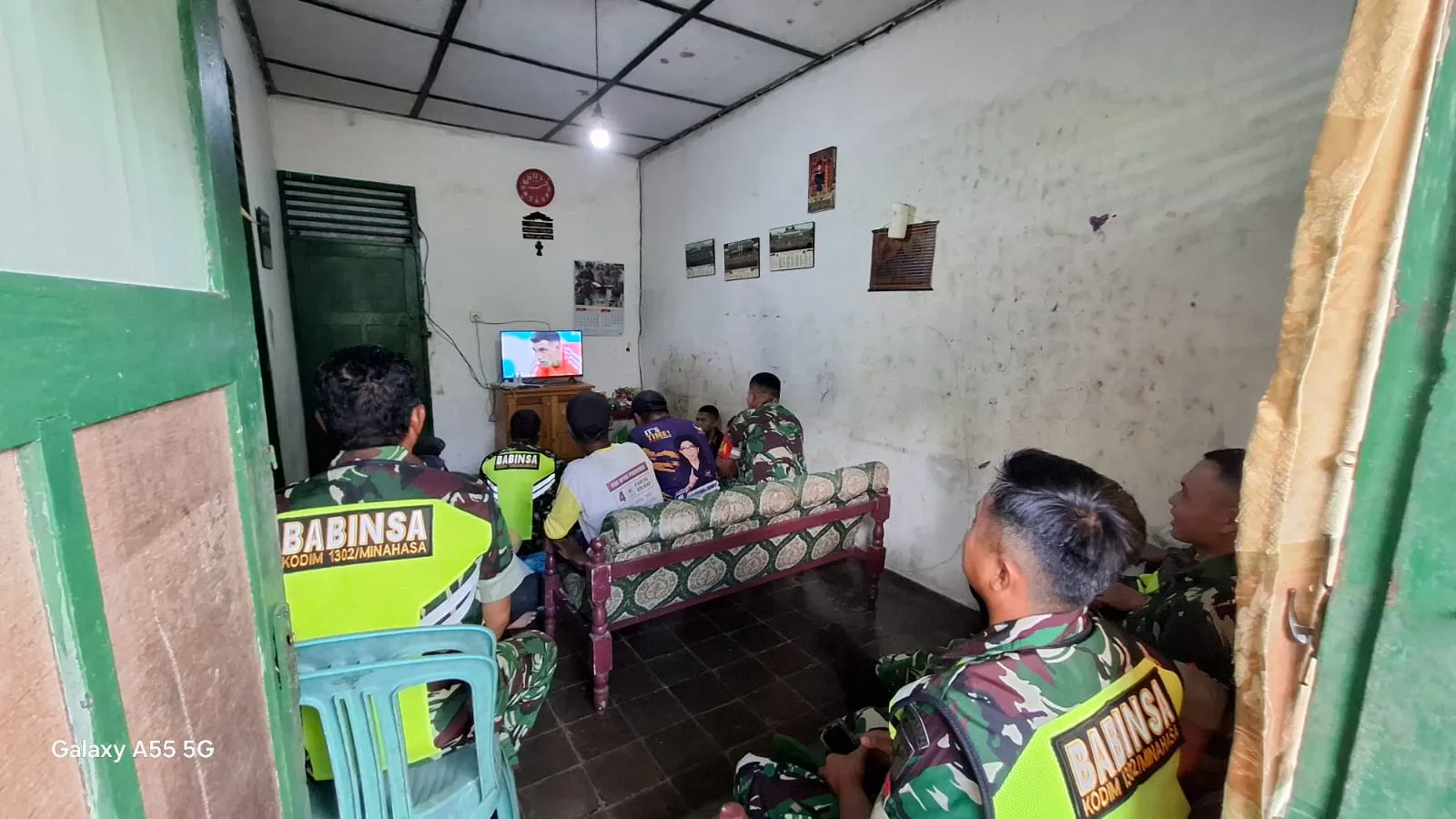 Koramil 1302-10/Sonder Gelar Nonton Bareng Piala Dunia Bersama Warga Minahasa