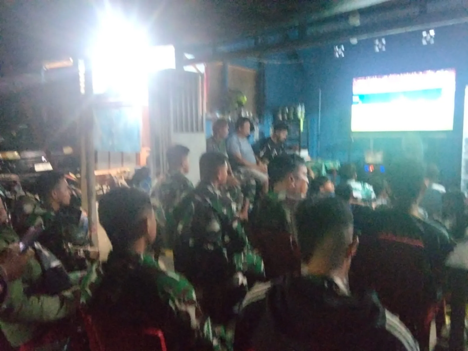 Jaga Stabilitas Wilayah, Koramil 1302-16/Tumpaan Nobar Bola Bersama Warga