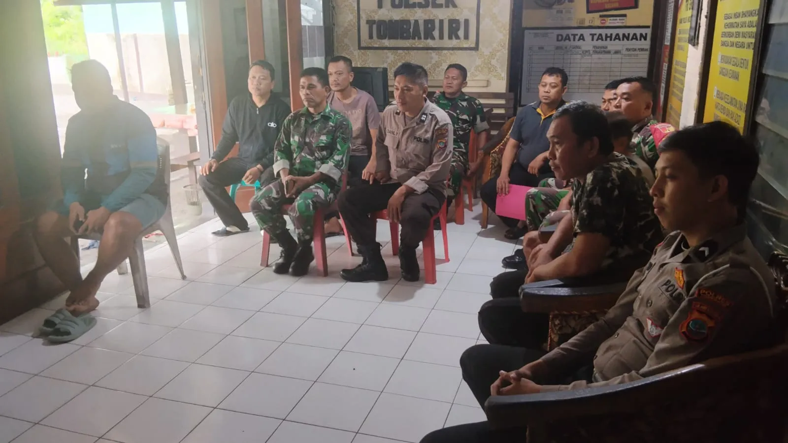 TNI-Polri dan Masyarakat Bersatu dalam Semangat Sportivitas Lewat Nobar Piala Dunia