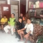 Suasana Hangat Nobar World Cup 2026 Satukan TNI dan Warga Desa Taraitak
