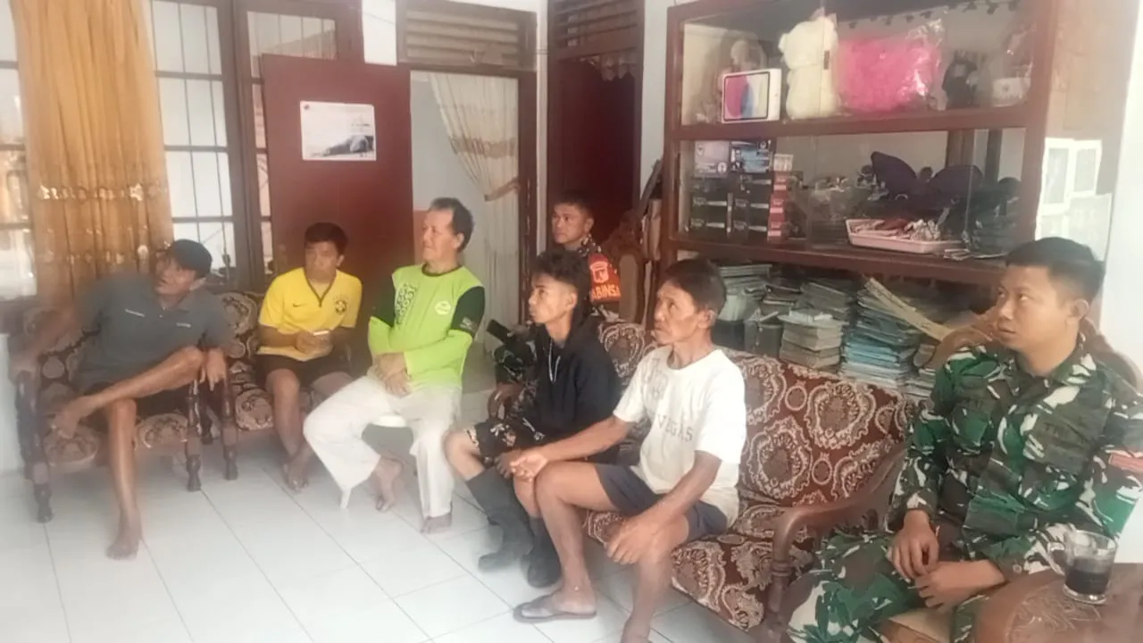 Suasana Hangat Nobar World Cup 2026 Satukan TNI dan Warga Desa Taraitak