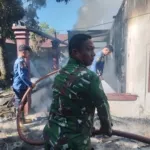 Aksi Cepat Babinsa Bantu Evakuasi dan Pemadaman Kebakaran di Amurang
