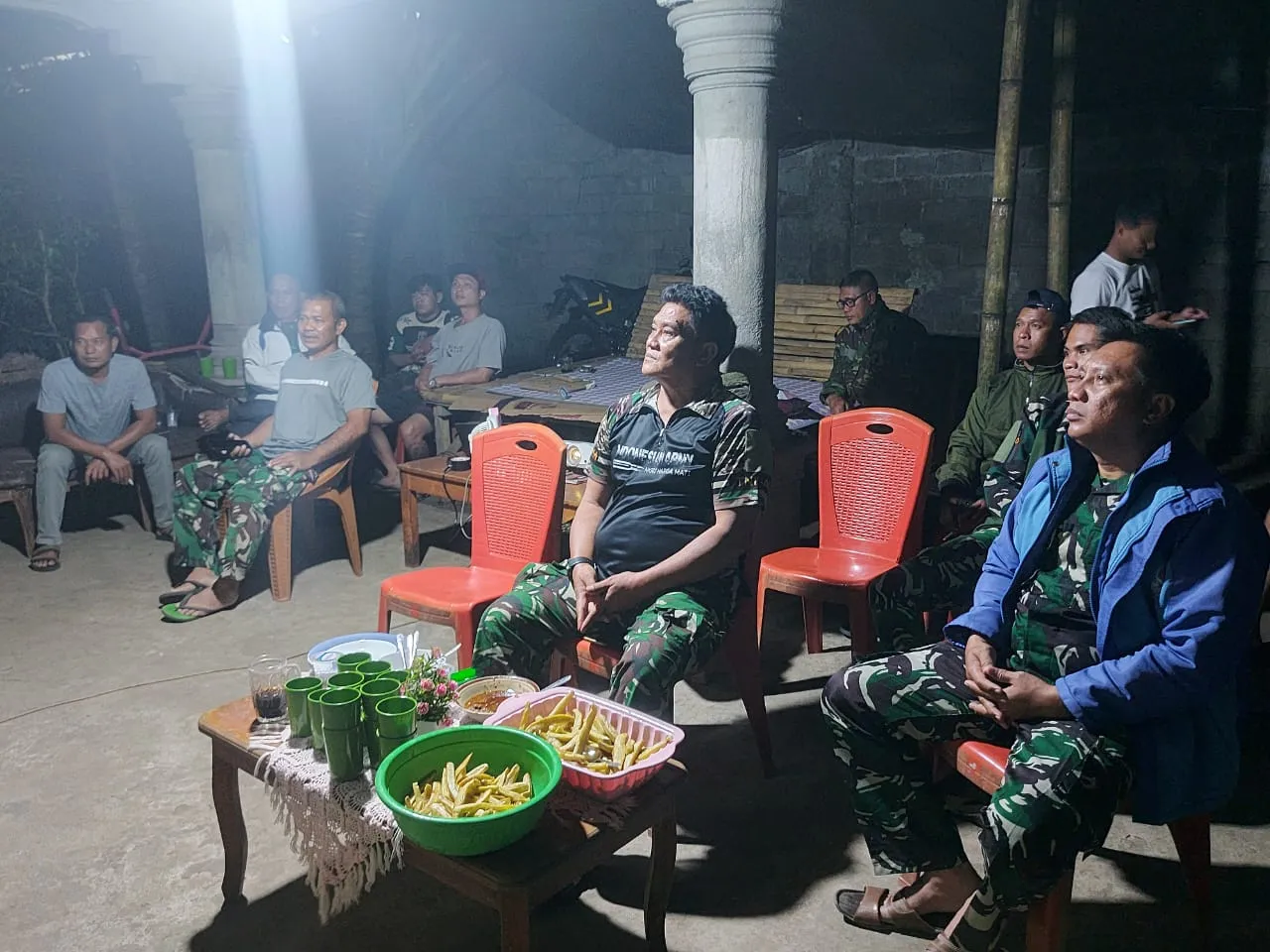 Pererat Silaturahmi, Personel Koramil 1302-14/Amurang Nobar Bersama Warga