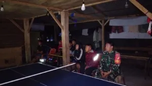 Kebersamaan TNI dan Masyarakat Warnai Nobar Piala Dunia 2026 di Tumpaan