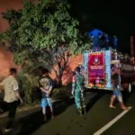 “Sinergi TNI, Damkar Dan Masyarakat Tangani Kebakaran Lahan”.
