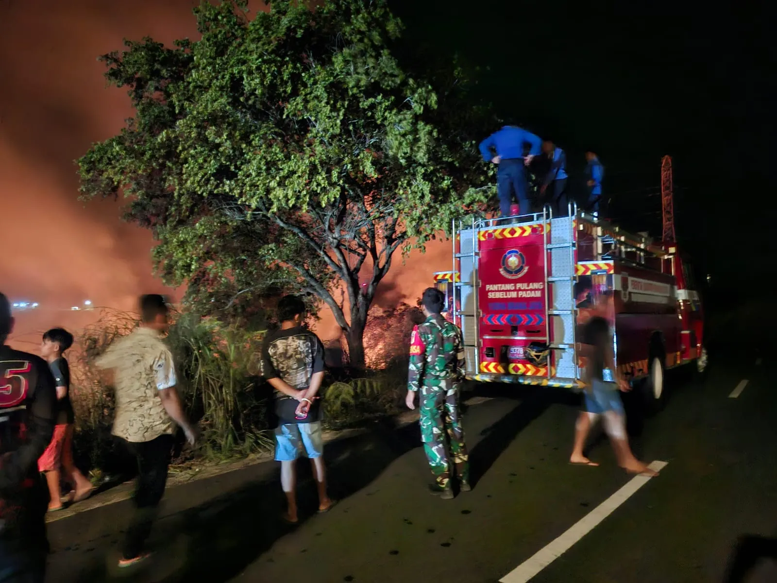 “Sinergi TNI, Damkar Dan Masyarakat Tangani Kebakaran Lahan”.