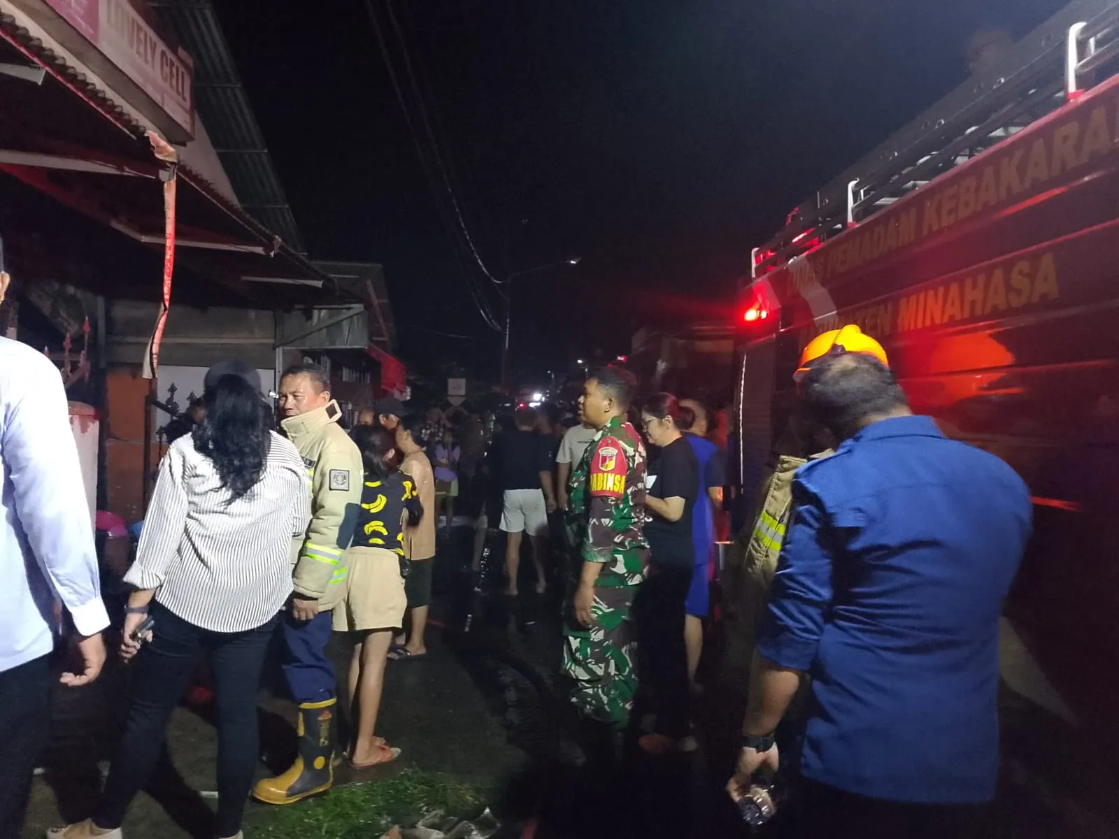 Babinsa Bersama Warga Berjibaku Padamkan Kebakaran Rumah.
