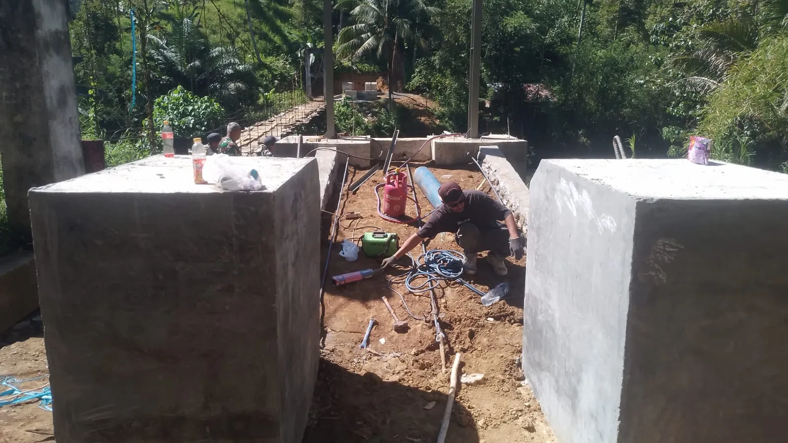 Babinsa Kodim 1302/Minahasa Terus Dampingi Pembangunan Jembatan Perintis Garuda.