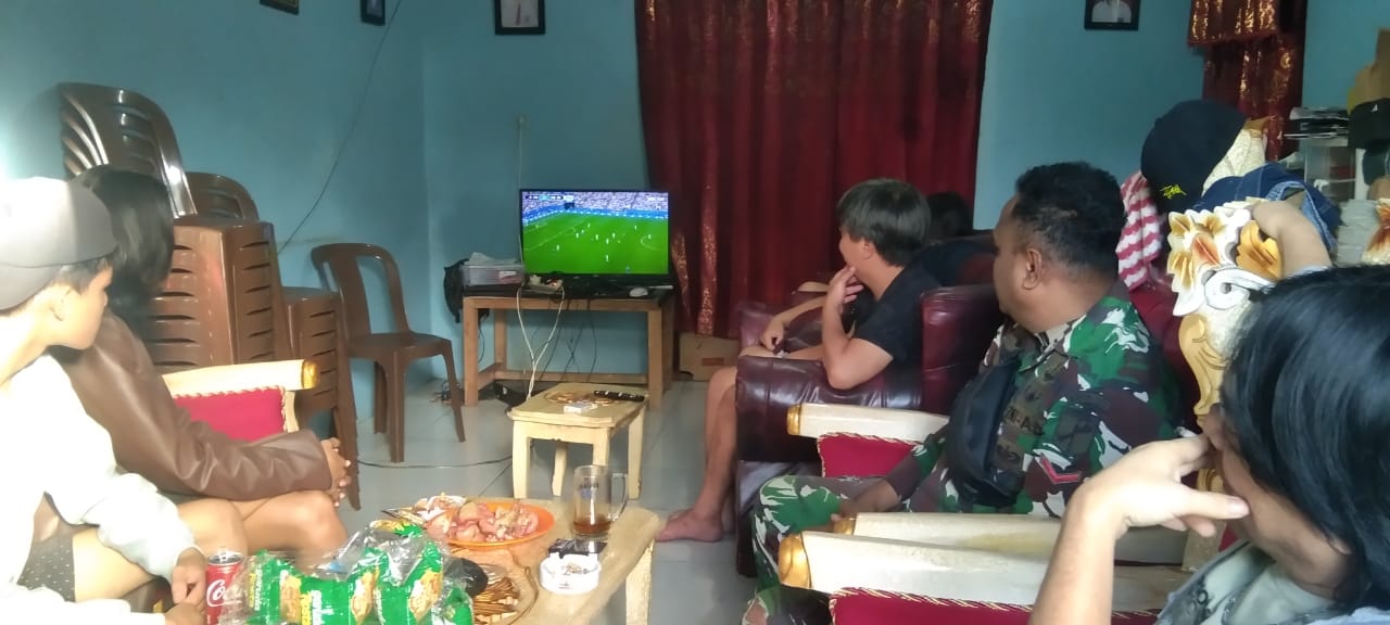 “Drama 10 Gol Warnai Perebutan Juara Ketiga, Nobar Koramil 1302-04/Remboken Pererat Kebersamaan TNI Dan Masyarakat.”