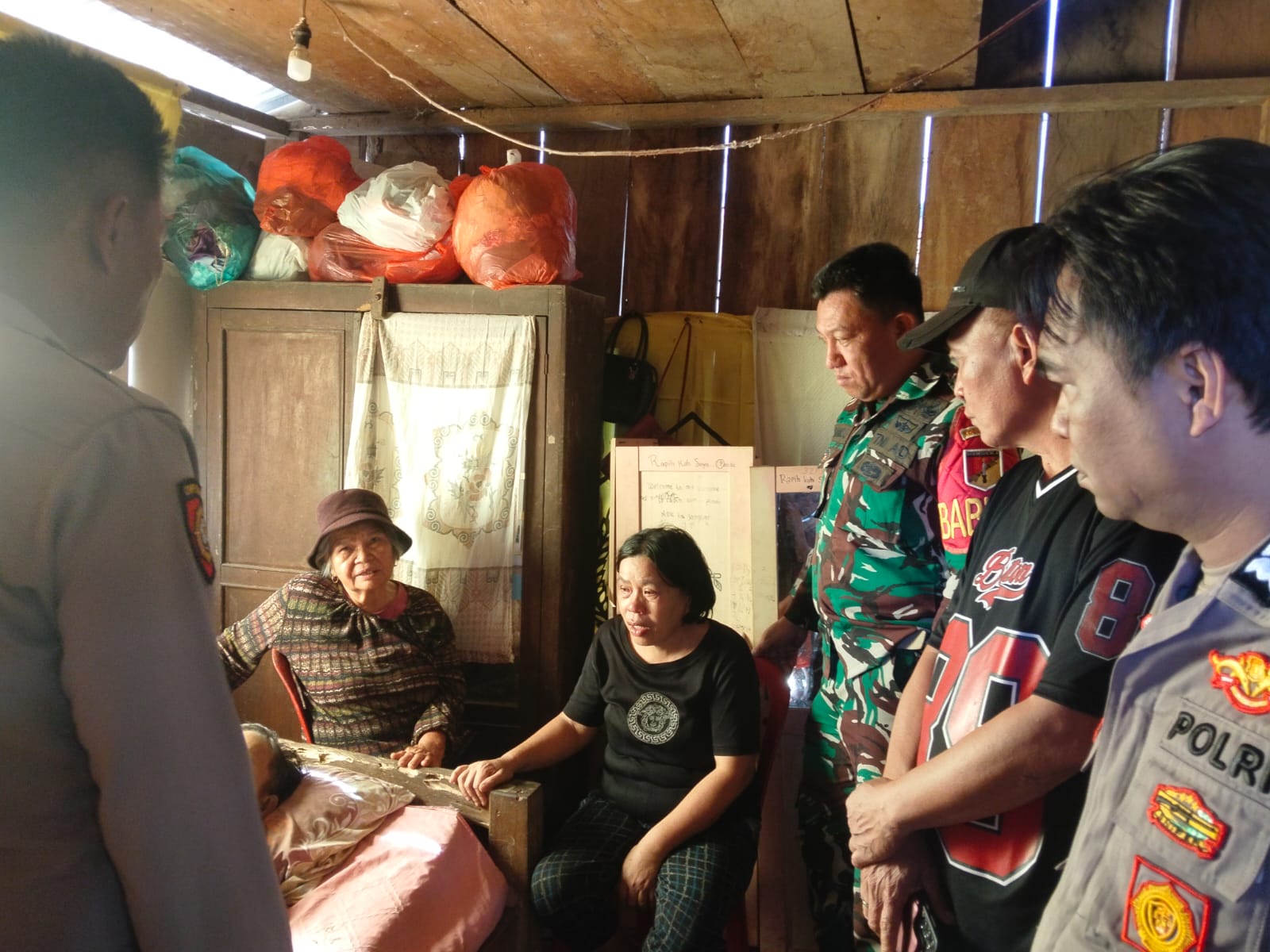Babinsa Koramil 1302-16/Tumpaan Sigap Dampingi Penanganan Penemuan Korban Gantung.
