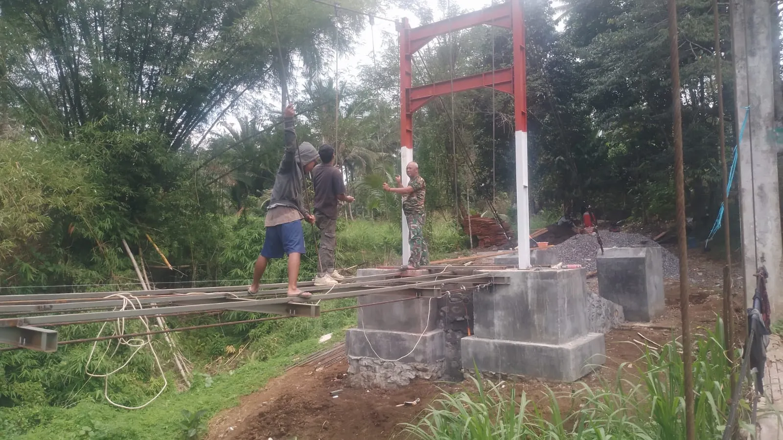 Babinsa Kodim 1302/Minahasa Terus Kawal Pembangunan Jembatan Perintis Garuda Di Ranoyapo.