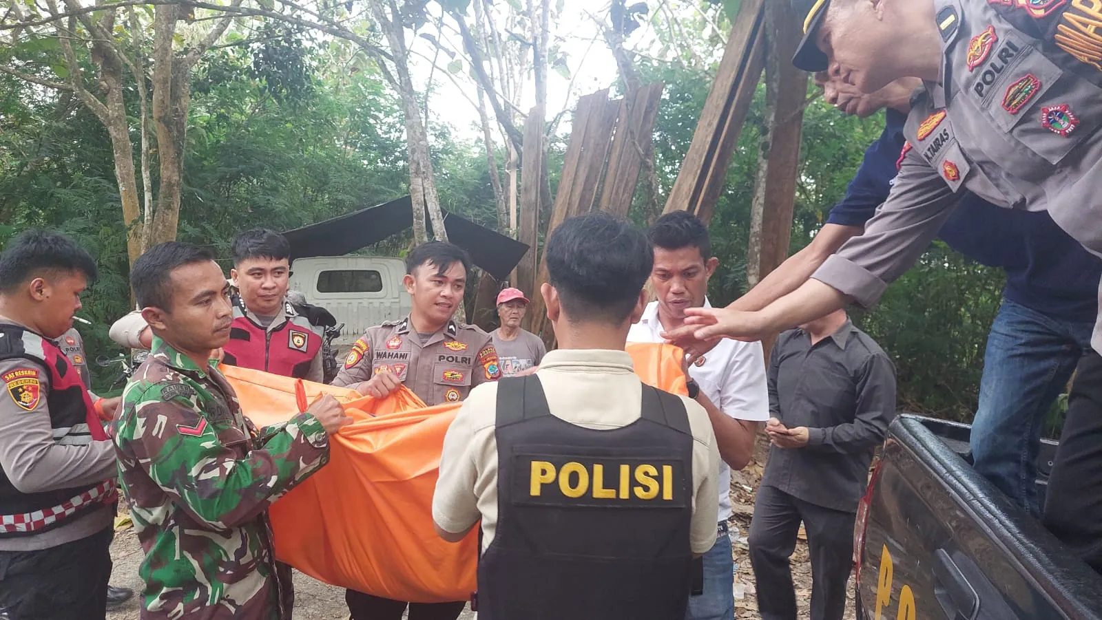 Babinsa Kodim 1302/Minahasa Bersama Aparat Tangani Penemuan Warga Meninggal Dunia Di Eris.