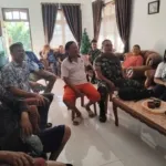 Kebersamaan Tanpa Batas, Babinsa Koramil Remboken Nobar Piala Dunia Bersama Warga