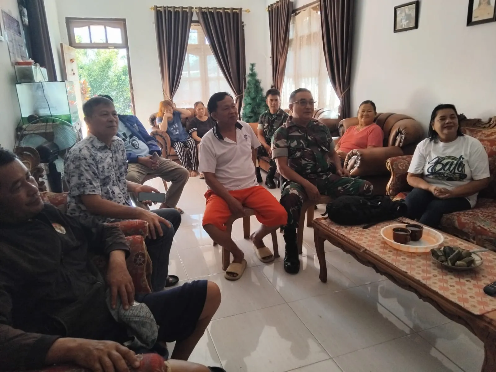 Kebersamaan Tanpa Batas, Babinsa Koramil Remboken Nobar Piala Dunia Bersama Warga