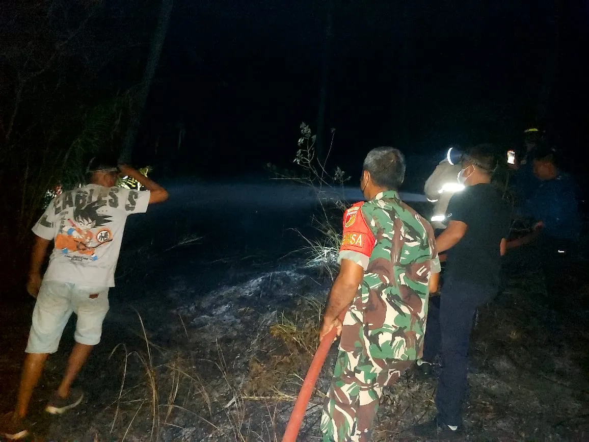 Kolaborasi Babinsa, Damkar, Dan Warga Padamkan Kebakaran Lahan.