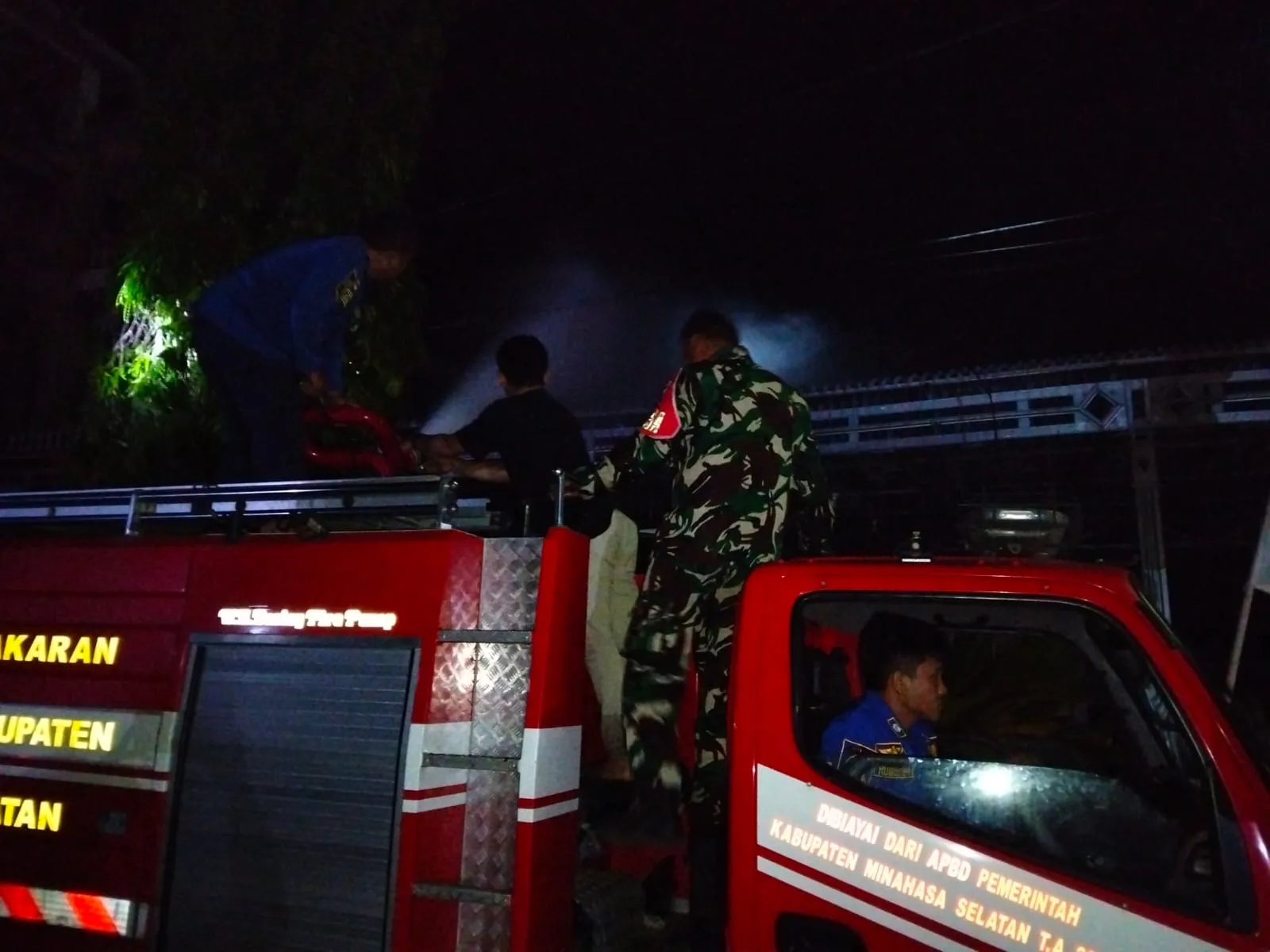 Babinsa Kodim 1302/Minahasa Gerak Cepat Tangani Kebakaran Gereja GMIM Imanuel.
