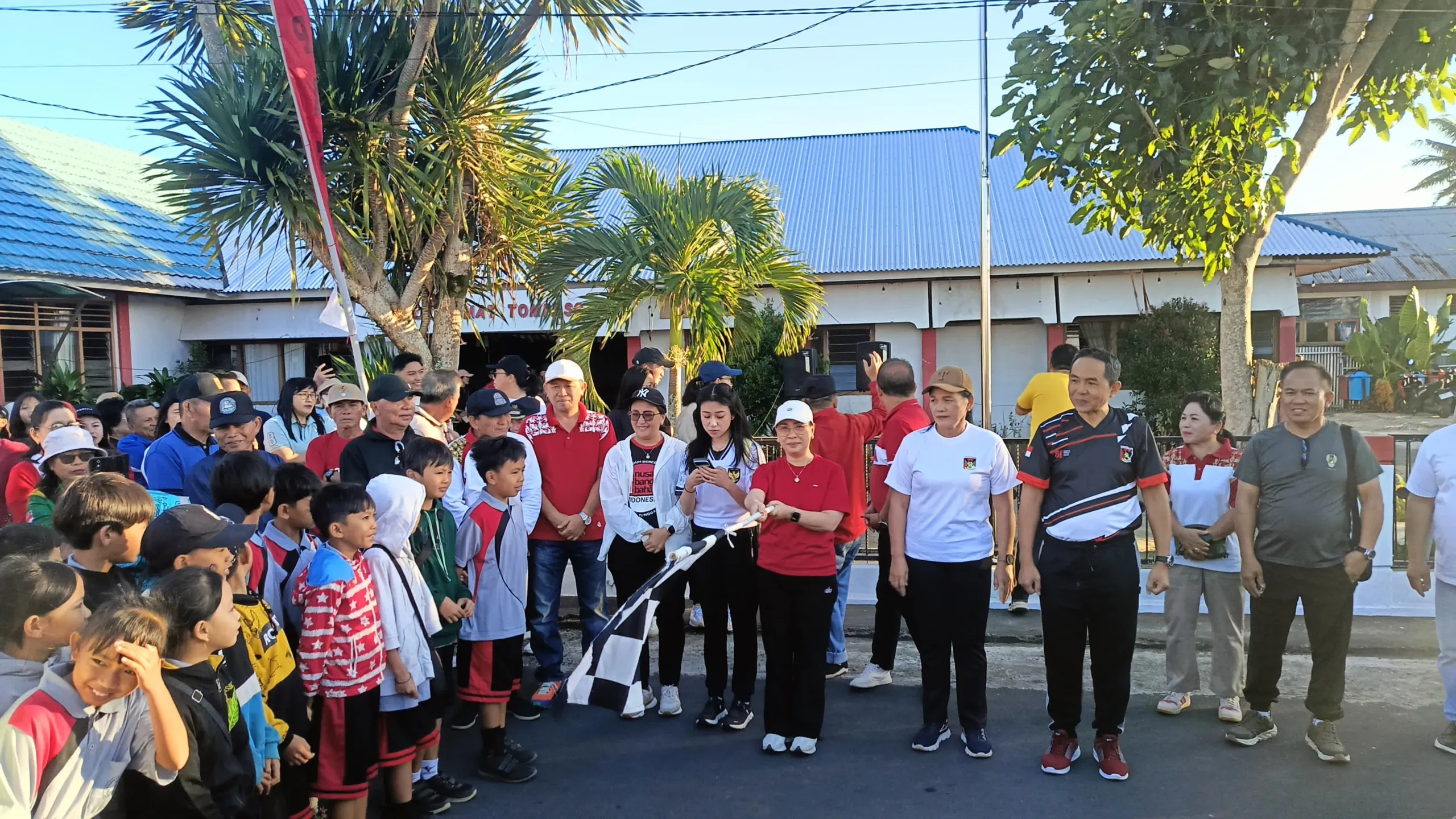 TNI Dukung Semarak HUT RI Ke-81, Koramil 1302-08/Kawangkoan Hadiri Jalan Sehat Tompaso Raya.
