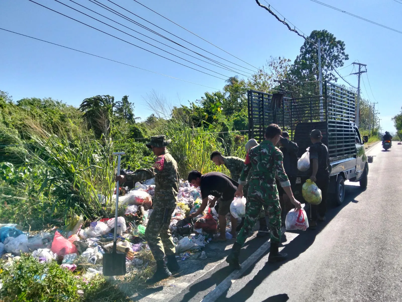 Koramil 14/Amurang Dan Pemdes Teep Gotong Royong Bersihkan Lingkungan.