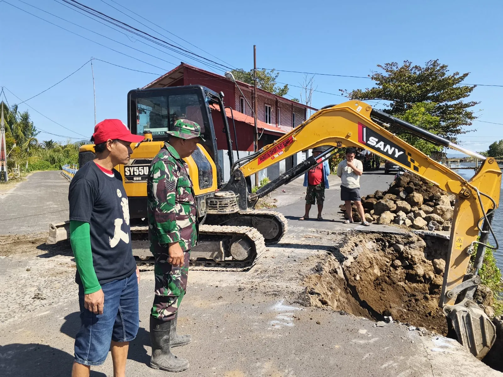 Babinsa Kodim 1302/Minahasa Kawal Progres Pembangunan Jembatan Perintis Garuda.