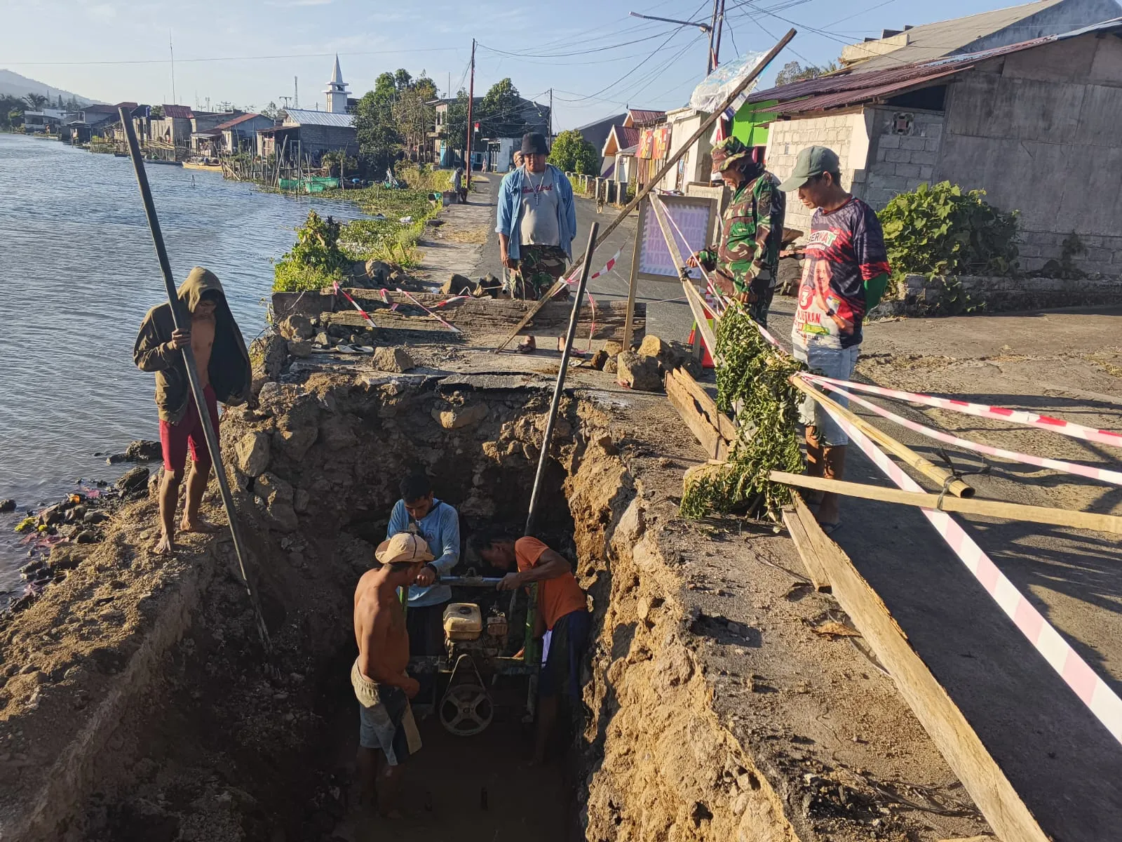 Babinsa Kodim 1302/Minahasa Kawal Pembangunan Jembatan Perintis Garuda Di Tondano.