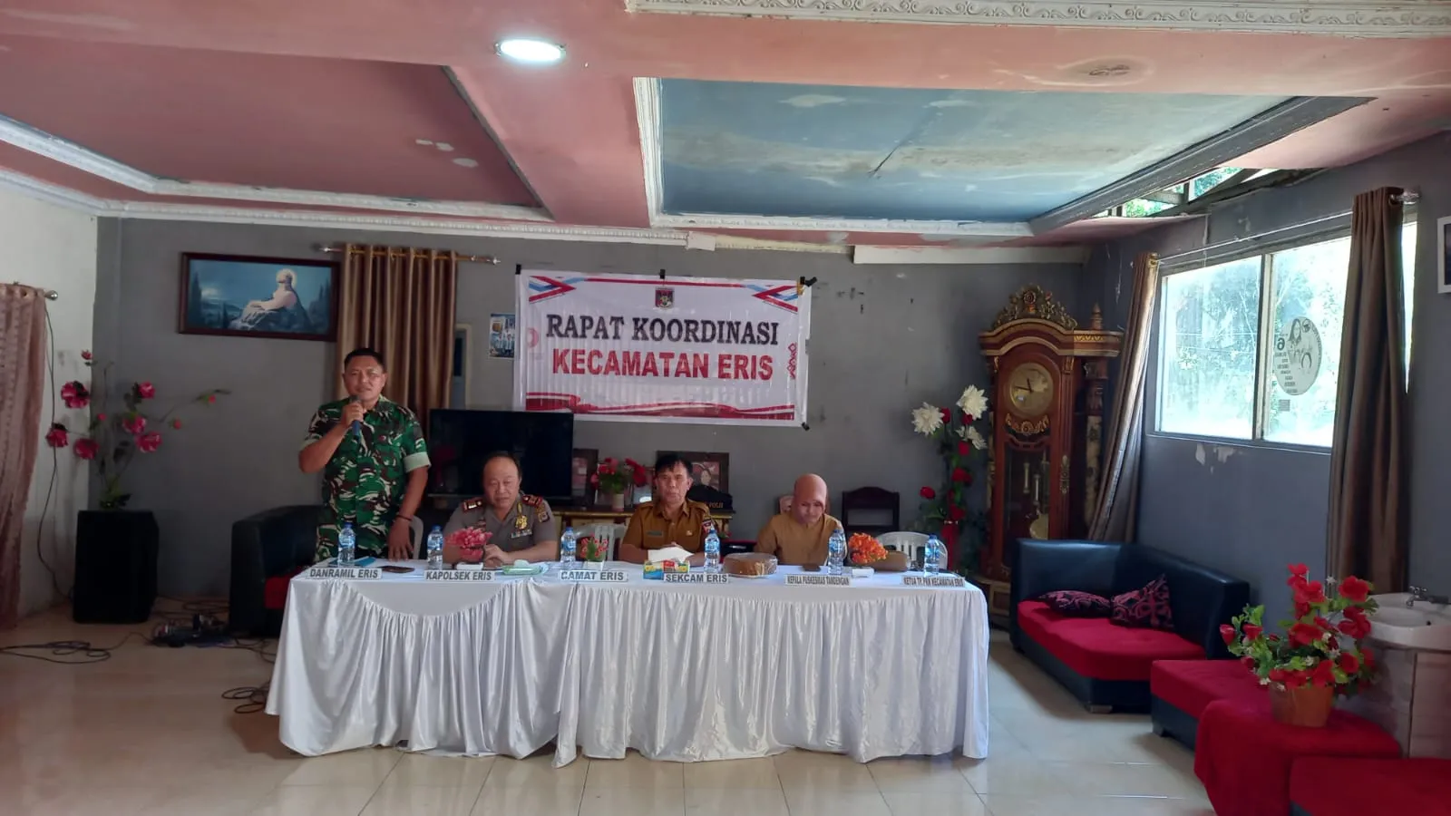 “Jelang HUT RI Ke-81, Pgs Danramil 1302-02/Eris Ajak Warga Tingkatkan Kepedulian Dan Kewaspadaan.”