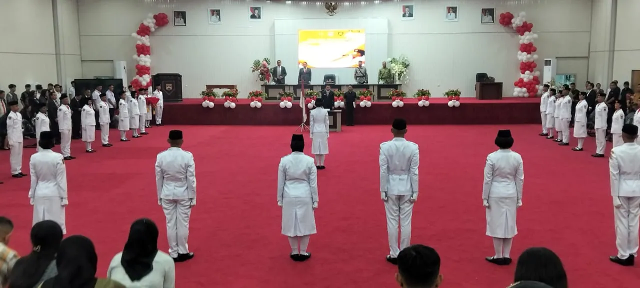 “37 Putra-Putri, Satu Merah Putih: Pjs Danramil Kawal Momen Sakral Paskibraka.”