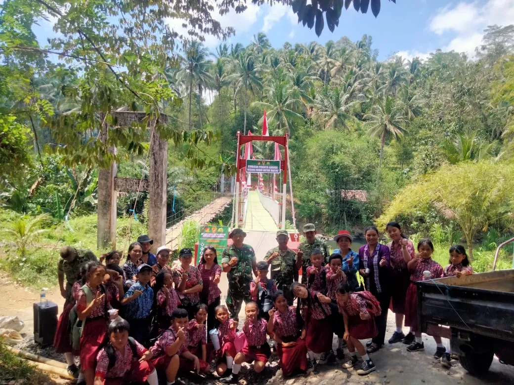 Danramil 1302-17/Motoling Hadiri Peresmian Jembatan Perintis Garuda.