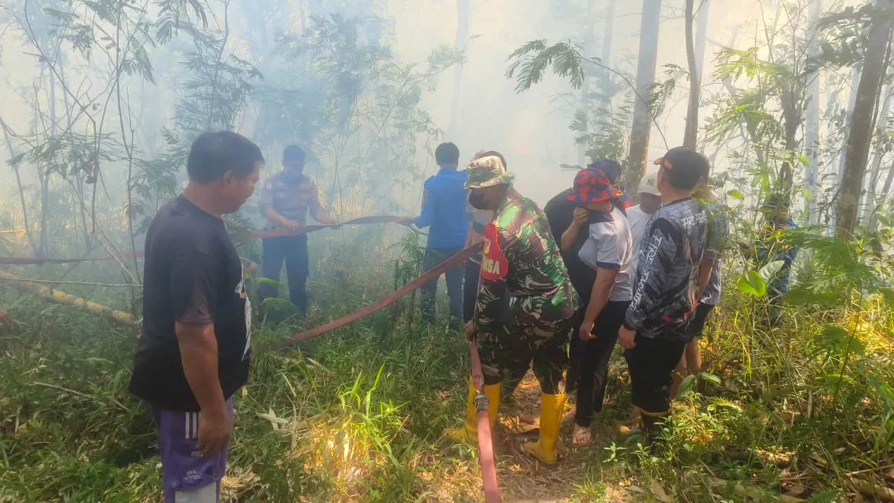 Babinsa Gerak Cepat Tangani Kebakaran Lahan Di Talikuran Utara.