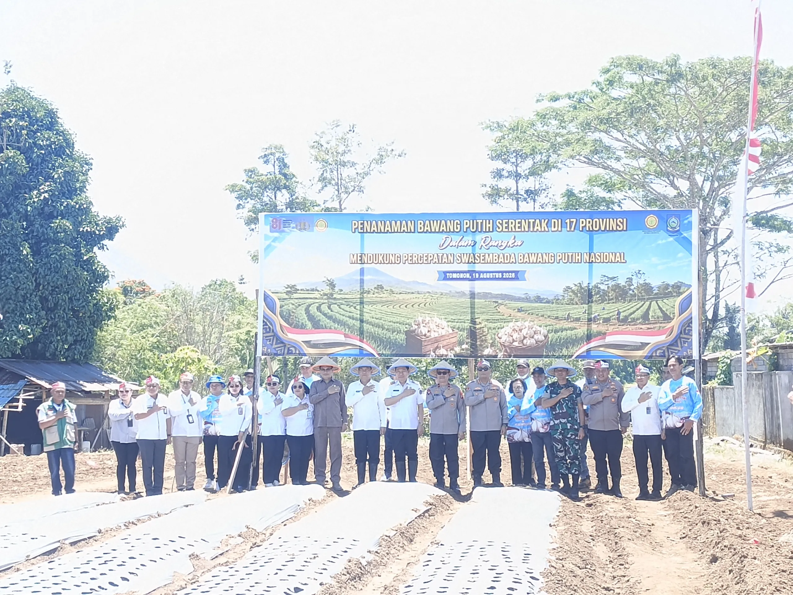 Dandim 1302/Minahasa Dukung Penanaman Bawang Putih Serentak, Perkuat Ketahanan Pangan Nasional.