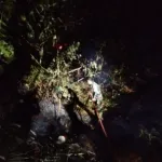 Babinsa Dan Damkar Padamkan Kebakaran Lahan Di Bahu Jalan Trans Sulawesi.