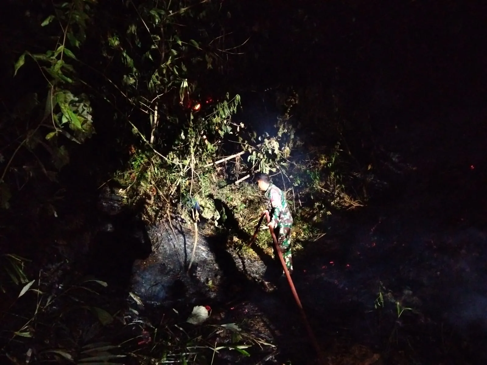 Babinsa Dan Damkar Padamkan Kebakaran Lahan Di Bahu Jalan Trans Sulawesi.