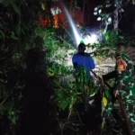 “Sebelum Api Meluas, Babinsa Koramil Amurang Turun Tangan Padamkan Kebakaran.”