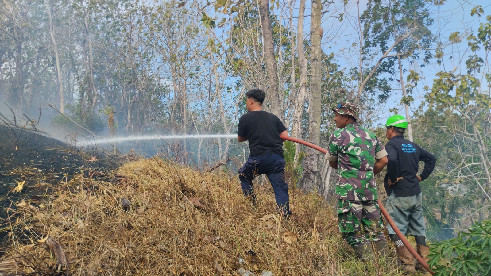 “Kabar Kebakaran Masuk, Babinsa Langsung Bergerak.”