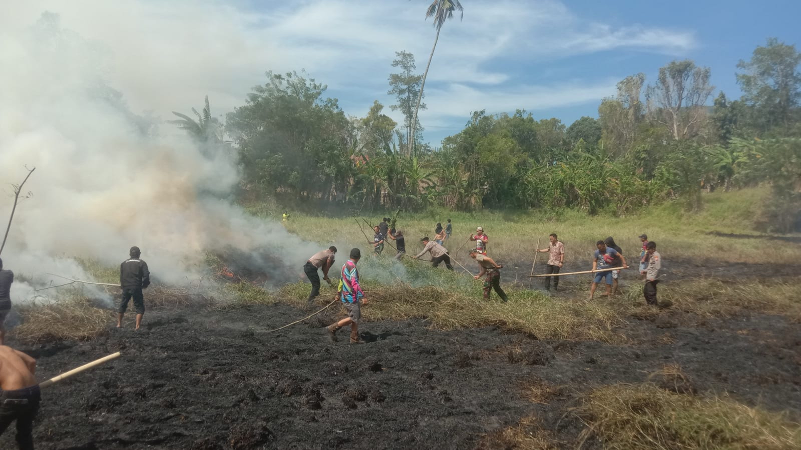 Satu Hektare Terbakar, Babinsa Dan Warga Berjibaku Jinakkan Api.