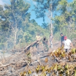 Jalan Rusak Bukan Halangan, Babinsa dan Warga Jinakkan Api di Perkebunan Kombi.