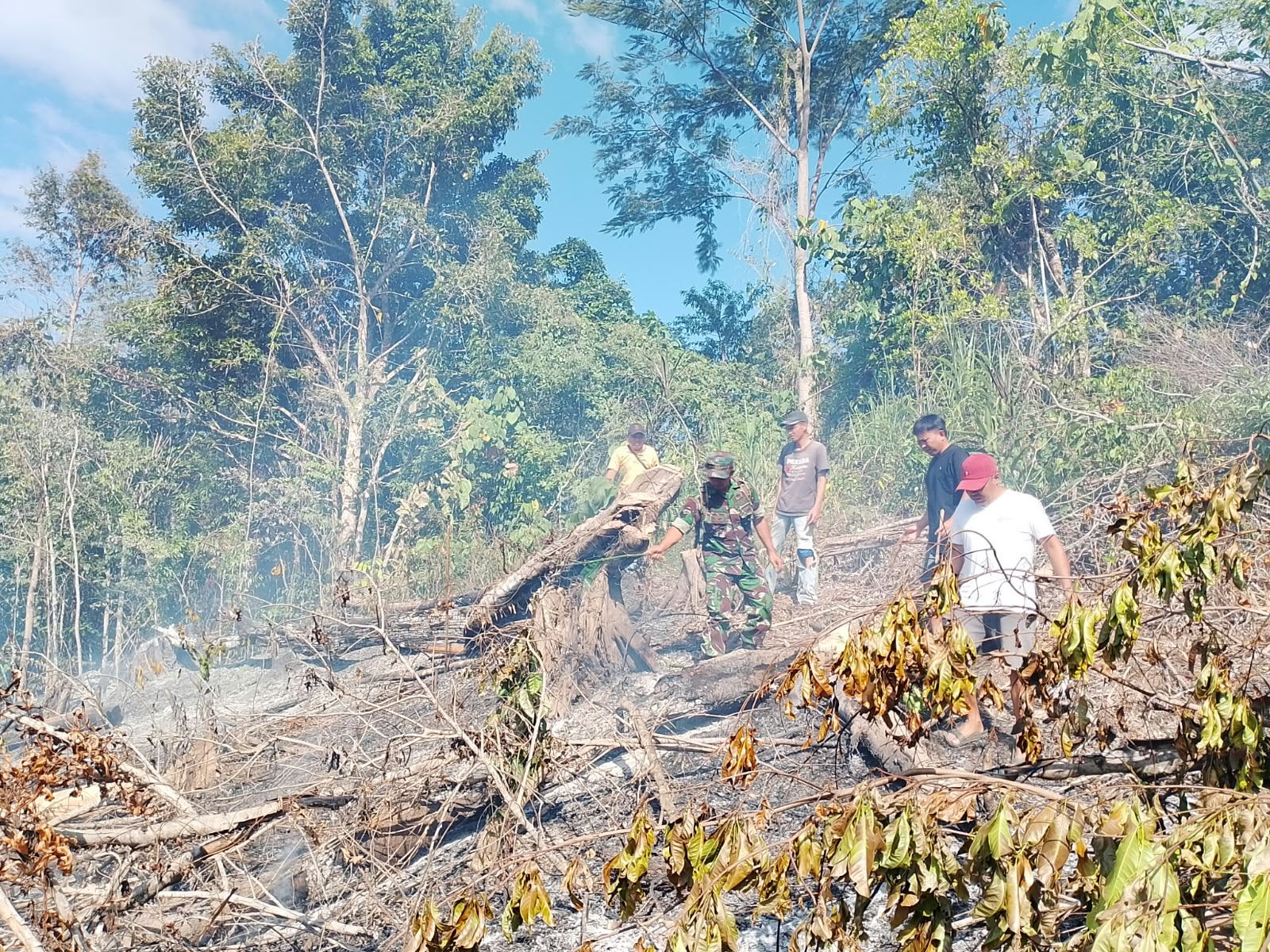 Jalan Rusak Bukan Halangan, Babinsa dan Warga Jinakkan Api di Perkebunan Kombi.