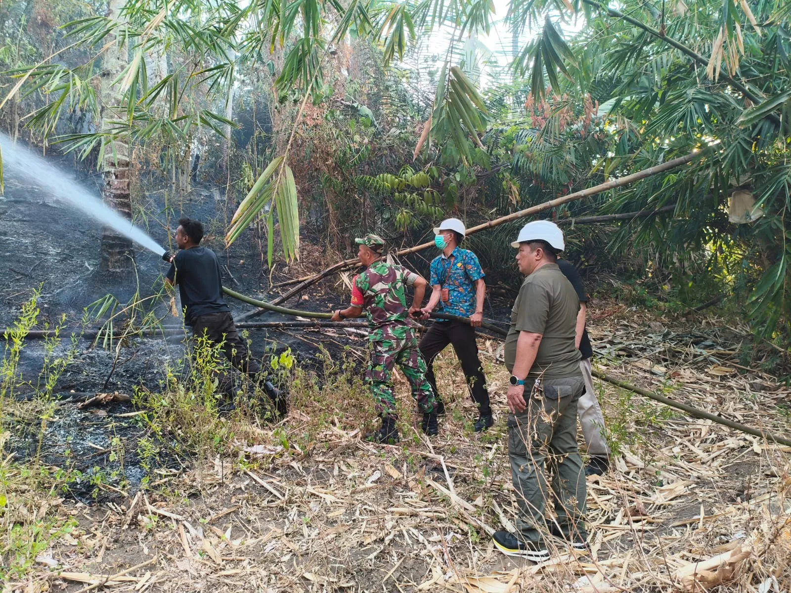 Babinsa Dan Warga Bersatu Padamkan Kebakaran Lahan.