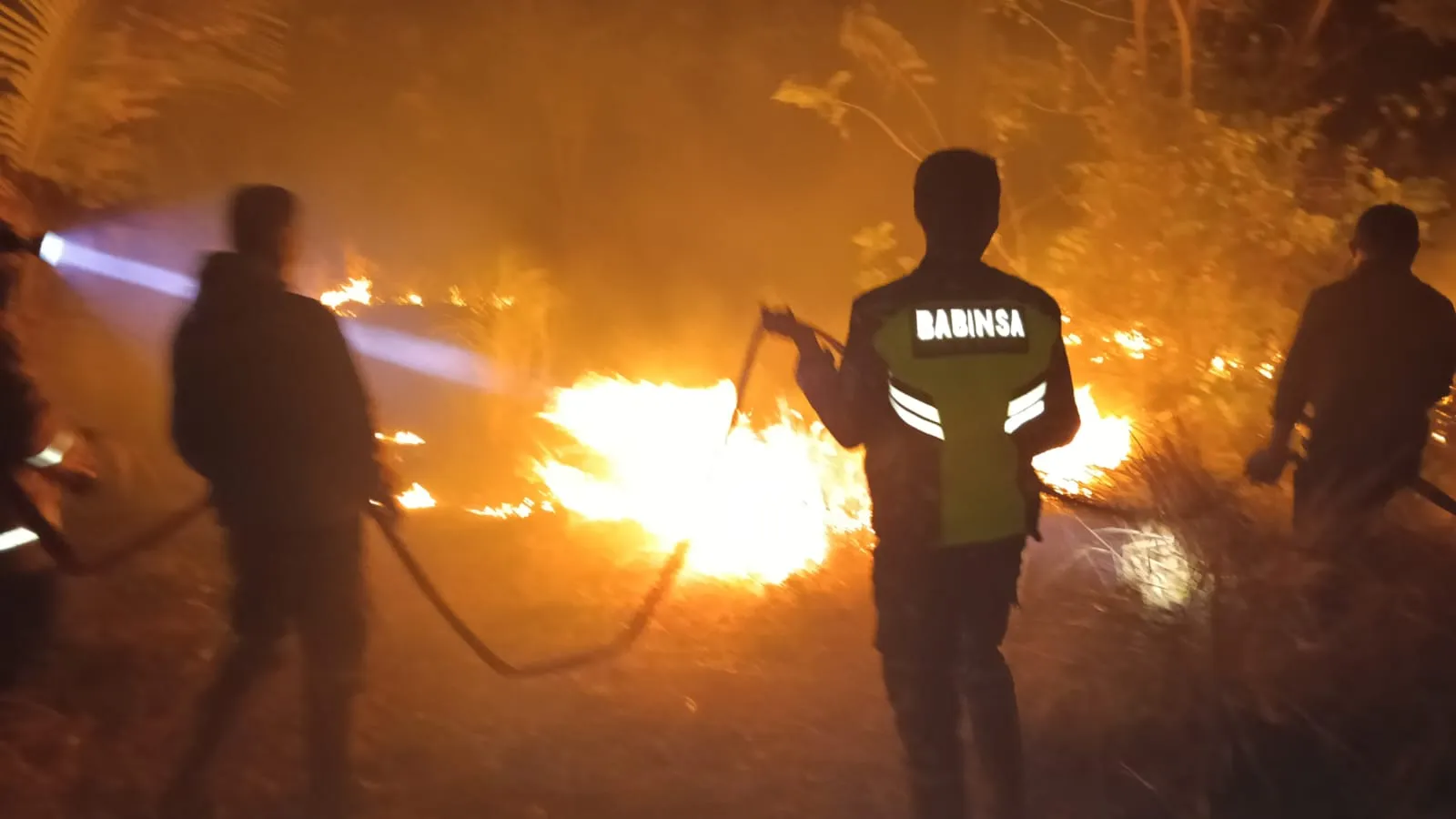 Koramil 1302-13/Tombatu Gerak Cepat Padamkan Kebakaran Hutan Di Kaki Gunung Soputan.