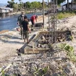 Babinsa Kodim 1302/Minahasa Terus Kawal Pembangunan Jembatan Perintis Garuda.