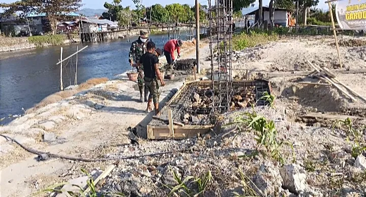 Babinsa Kodim 1302/Minahasa Terus Kawal Pembangunan Jembatan Perintis Garuda.