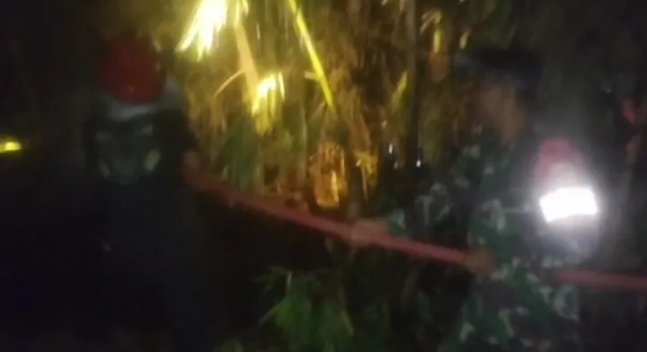 Respons Cepat Babinsa Kodim 1302/Minahasa Padamkan Kebakaran Lahan Jagung.