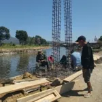 “Setia Di Lapangan, Babinsa Kawal Jembatan Perintis Garuda.”