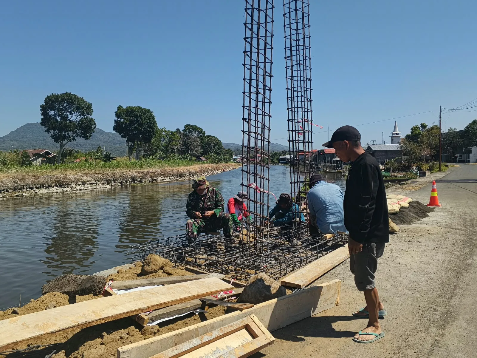 “Setia Di Lapangan, Babinsa Kawal Jembatan Perintis Garuda.”