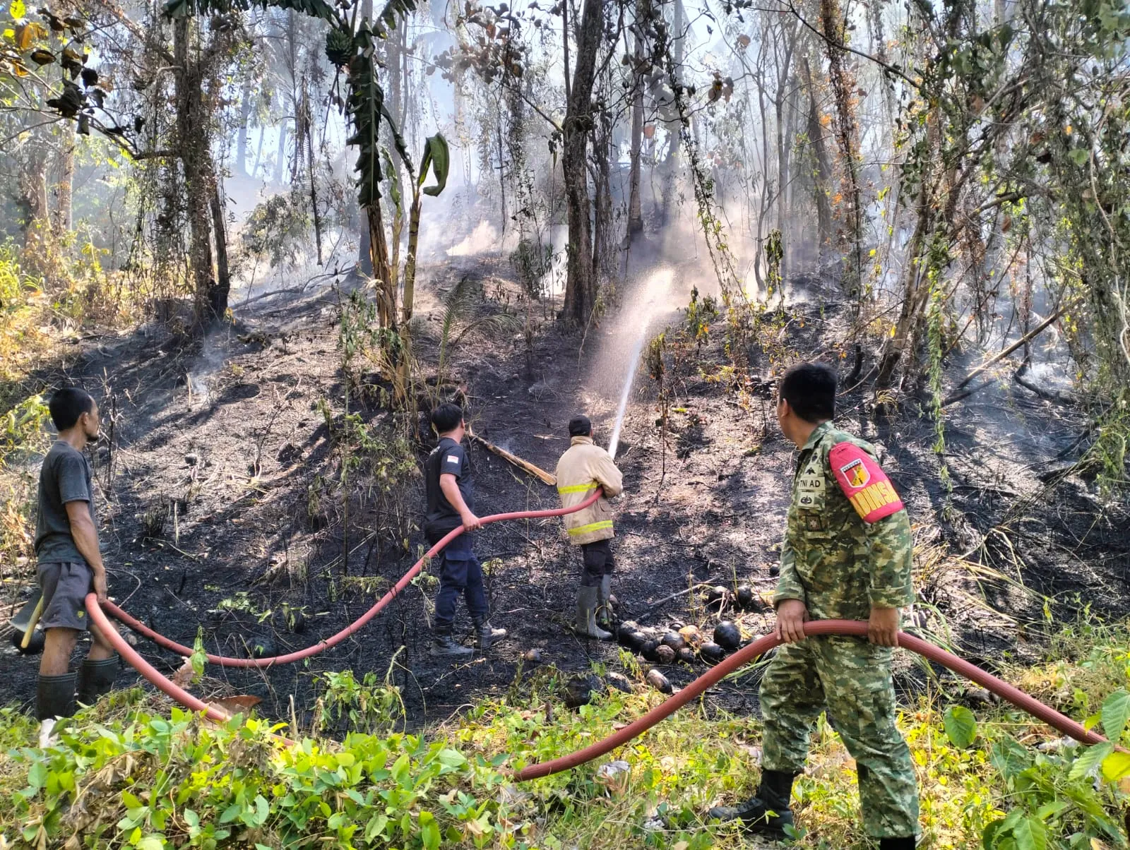 Aksi Sigap Babinsa Bantu Padamkan Api.