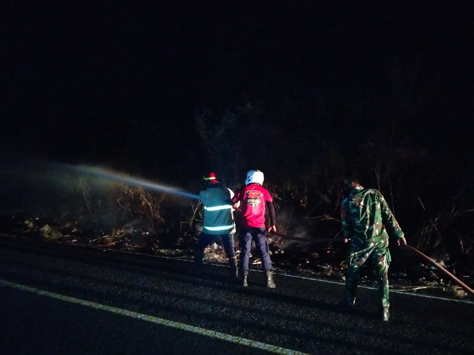 Gerak Cepat Babinsa Cegah Api Perkebunan Meluas Di Kawangkoan Bawah.