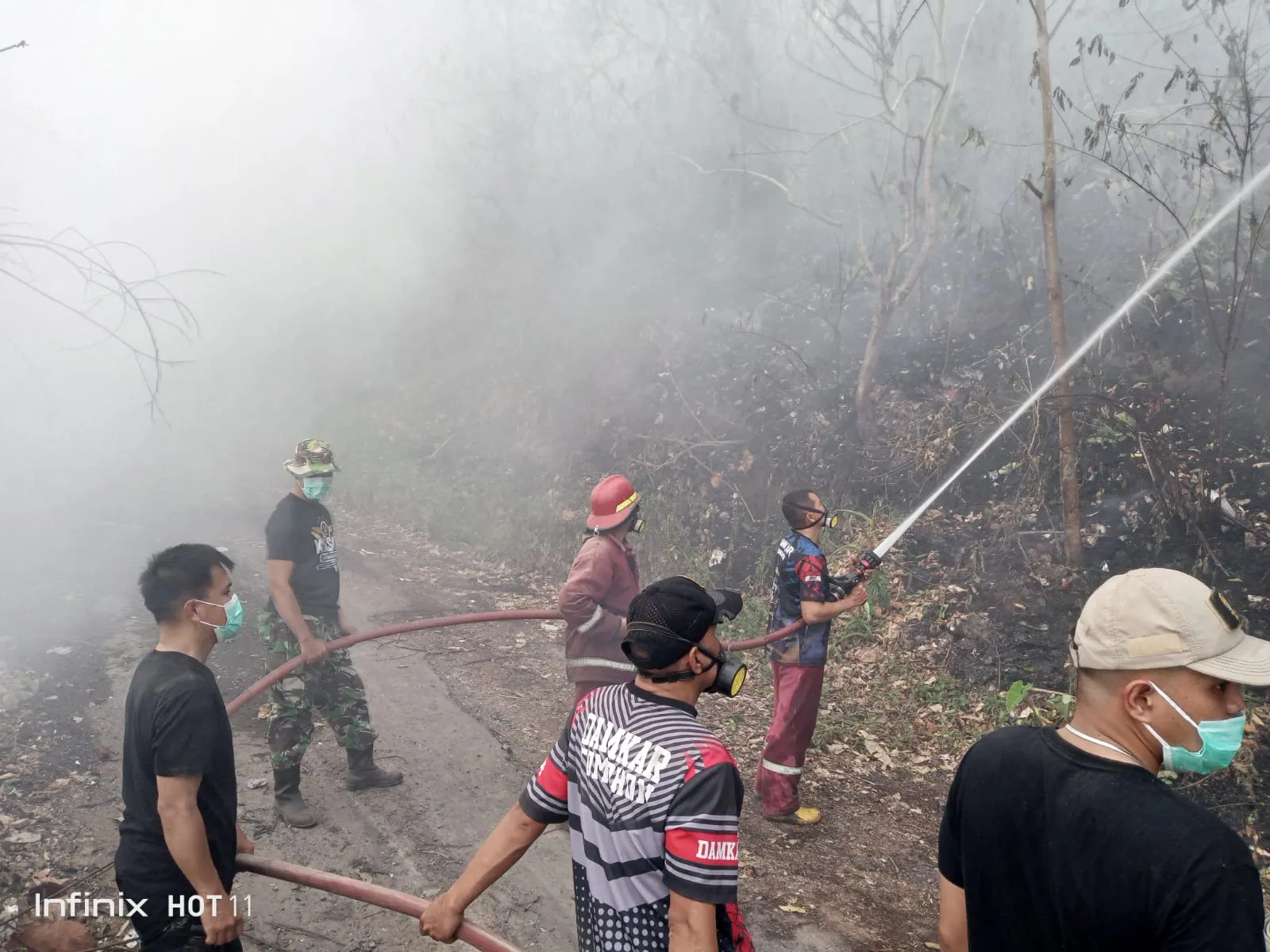 Babinsa Sigap, Kebakaran TPA Tara-Tara Berhasil Dipadamkan.