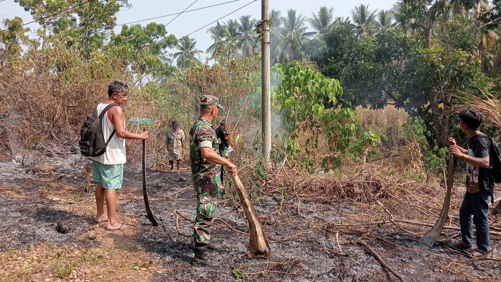 “Pantang Membiarkan Api Meluas, Babinsa Dan Warga Jinakkan Kobaran Api”