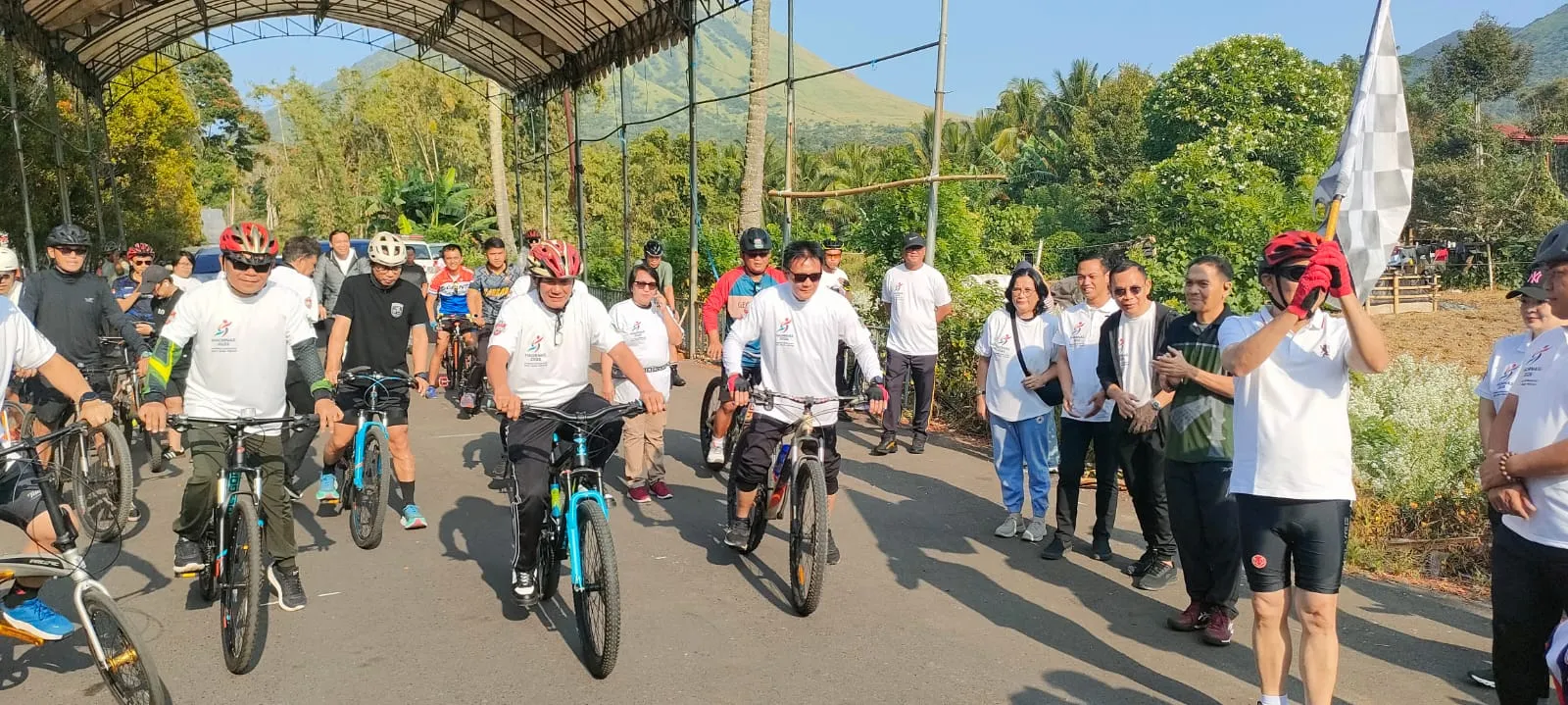 “TNI Bersinergi, Tomohon Bergerak: Fun Bike Semarakkan HAORNAS 2026.”