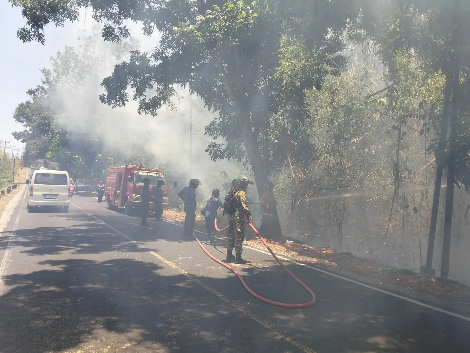 Babinsa Gerak Cepat, Bantu Padamkan Kebakaran Lahan PLTU Amurang.